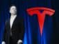 Logo Tesla, obok zmartwiony Elon Musk.