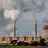 Niemcy zwiększają produkcję energii z węgla. Elektrownia emitująca zanieczyszczenia.