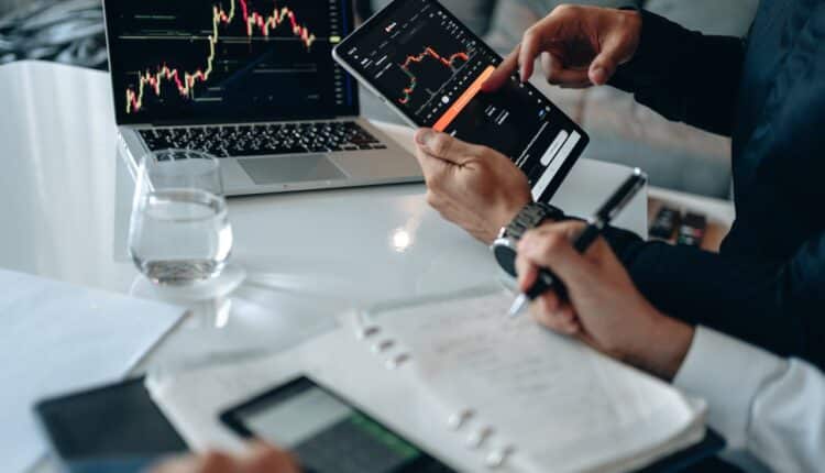 Co tu się dzieje? Akcje znanej spółki mocno potaniały. Eksperci: kurs powinien wzrosnąć o 60 proc.