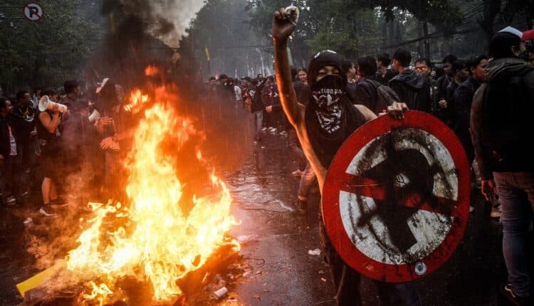 Komenda policji, domy ministrów, urzędy publiczne płoną, armia strzela na ulicach. Cały kraj w ogniu buntu