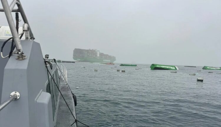 Kontenery z ładunkiem dryfują w morzu, podejścia do najważniejszego portu w kraju zagrożone. Tsunami uderzyło w statek