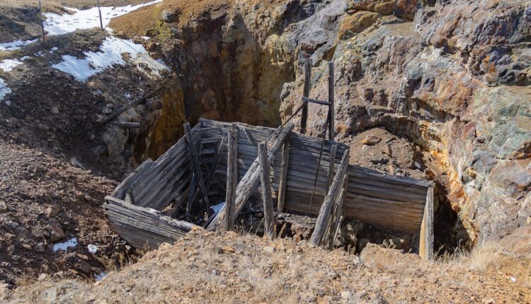 Złoto wydobywane na gigantyczną skalę w „biedaszybach”. Policja zatrzymała ponad 1 tys. osób