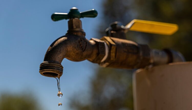 „W czasie suszy kasujcie swoje emaile…” – nie no, poważnie. Rządowa agencja ma zalecenia dla mieszkańców