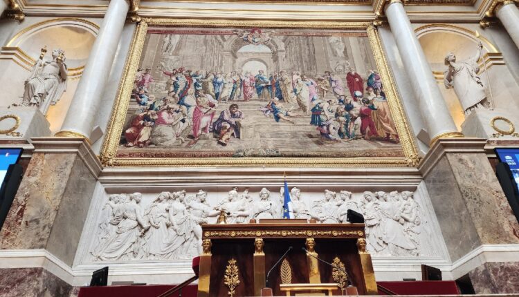 Premier jutro odchodzi. W budżecie rośnie czarna dziura, ale brakuje zgody na cięcia