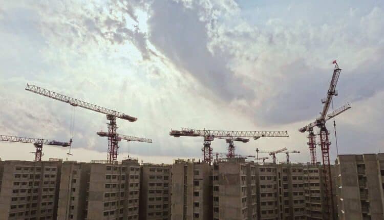 Zastój w budownictwie coraz większy. Co to oznacza dla osób, które planują zakup mieszkania?