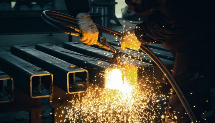 Runęły notowania polskiego giganta budowlanego. Ekspert radzi sprzedać akcje. Co się dzieje?