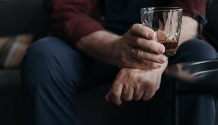 Lewica chce ograniczenia dostępności alkoholu. Powinni zacząć od edukowania swoich polityków. Albo po prostu polityków…