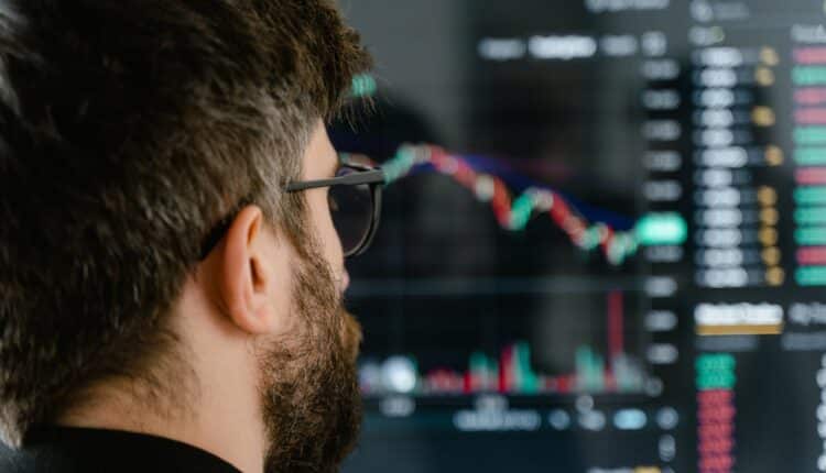 Polski gigant z GPW zarobił setki milionów złotych w jednym kwartale. Prognozy dla biznesu są dobre. Ale kurs runął. O co chodzi?