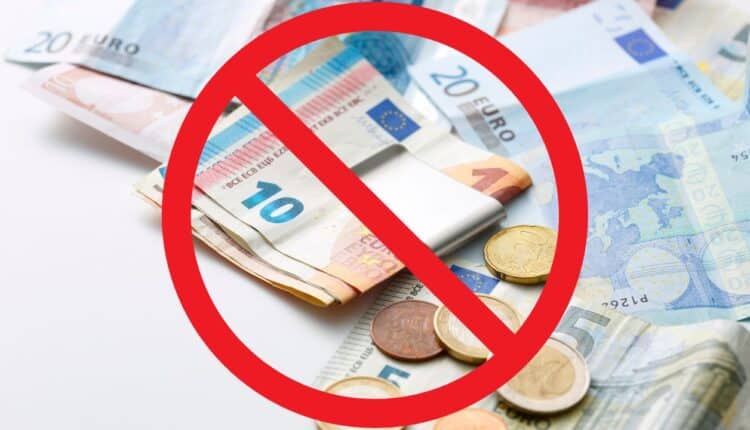 Unia Europejska wkrótce zakaże gotówki? Sprawdzamy co zawierają nowe przepisy