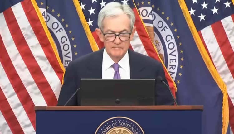 Fed tnie stopy, ale grudniowa obniżka stoi pod znakiem zapytania. Oto, co mówią eksperci