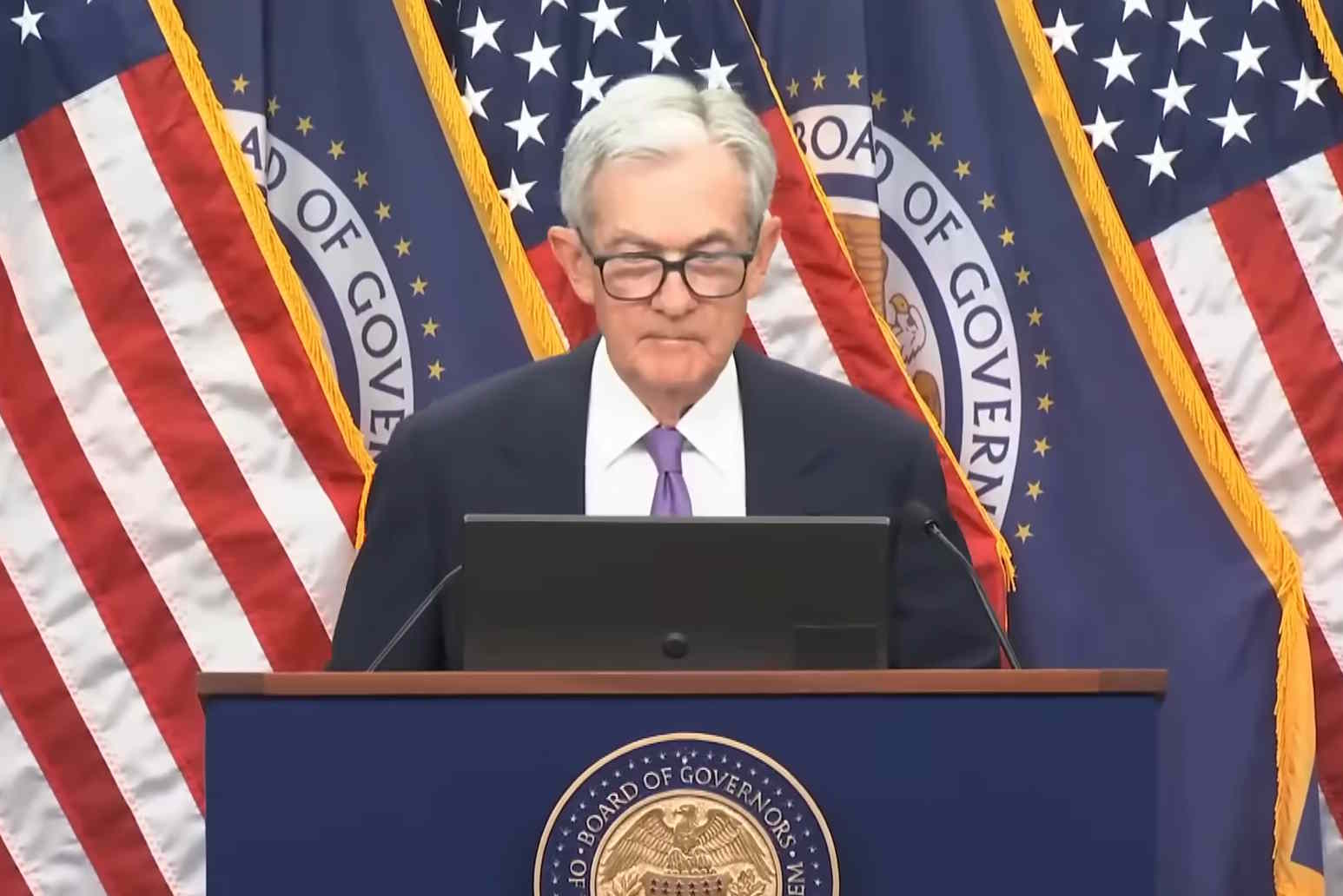 Fed tnie stopy, ale grudniowa obniżka stoi pod znakiem zapytania. Oto, co mówią eksperci