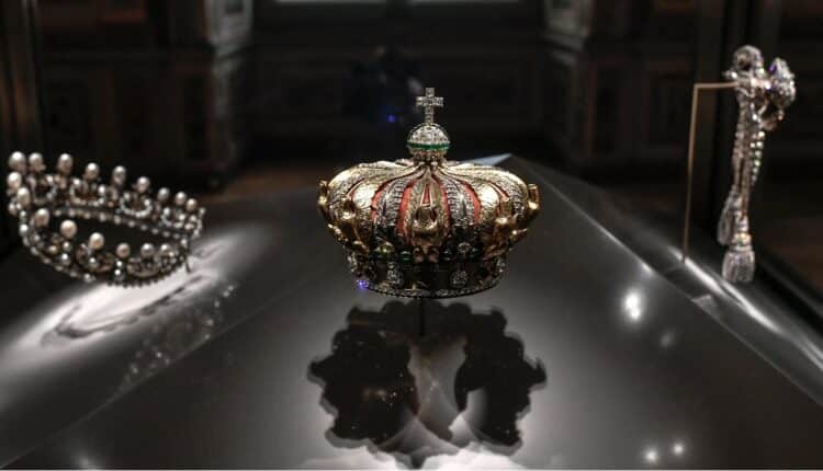 Napoleońska korona i siedem minut nieuwagi, czyli Luwr po włamaniu. Co może się stać z klejnotami?