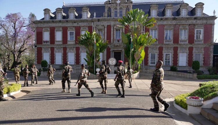 Prezydent uciekł z kraju, niech żyje nowy prezydent – pułkownik. Ale obiecuje, że odda władzę…