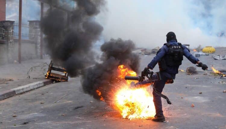 „Wody, prądu i obalenia prezydenta!”. Chaos w kraju, żołnierze wypowiedzieli posłuszeństwo władzy