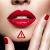 kobieta szpieg z czerwonymi ustami i znakiem ostrzegawczym