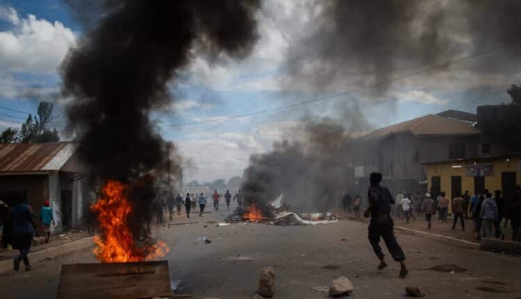 Dostawy miedzi do Chin wstrzymane. 700 zabitych, zablokowany port, Internet nie działa