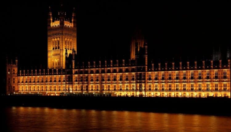 „Sprowokować, by zrobili coś głupiego”. Brytyjscy urzędnicy twierdzą, że ich decyzje obowiązują w USA