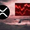 Token XRP na tle fal, w tle zanurzający się wieloryb oraz wykres pokazujący spadek.