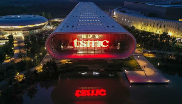 Dom menedżera TSMC zajechany przez policję, w tle konflikt z amerykańskim konkurentem