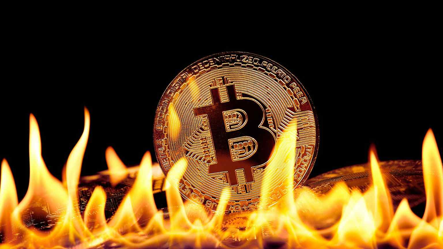 Bitcoin w płomieniach.