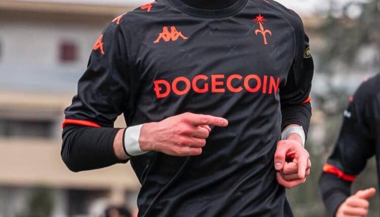Dogecoin na koszulkach ponad 100-letniego włoskiego klubu piłkarskiego! Krypto opanowuje futbol