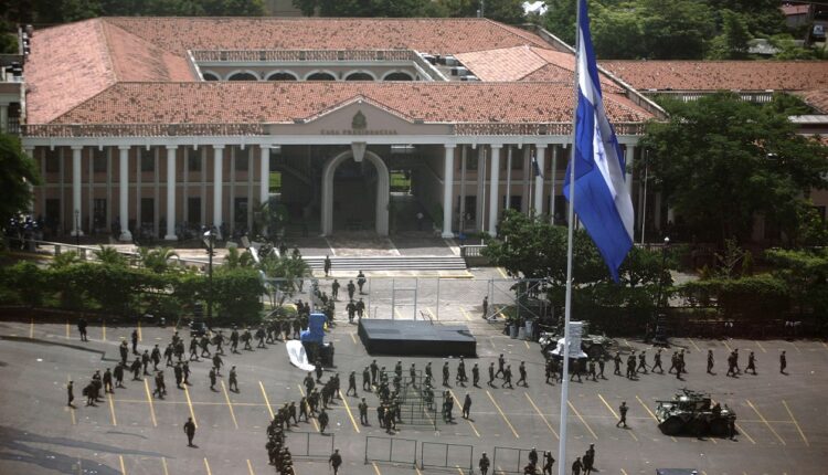 Tuż przed wyborami: partia rządząca zastępuje parlament „stałą komisją” – i oskarża opozycję o „wyborczy pucz”