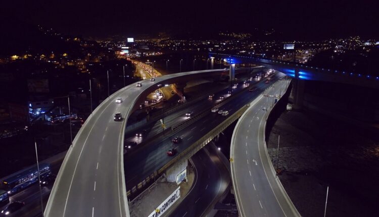 Rząd i „private equity” walczą o płatną autostradę, w tle protesty, korupcja i duże pieniądze