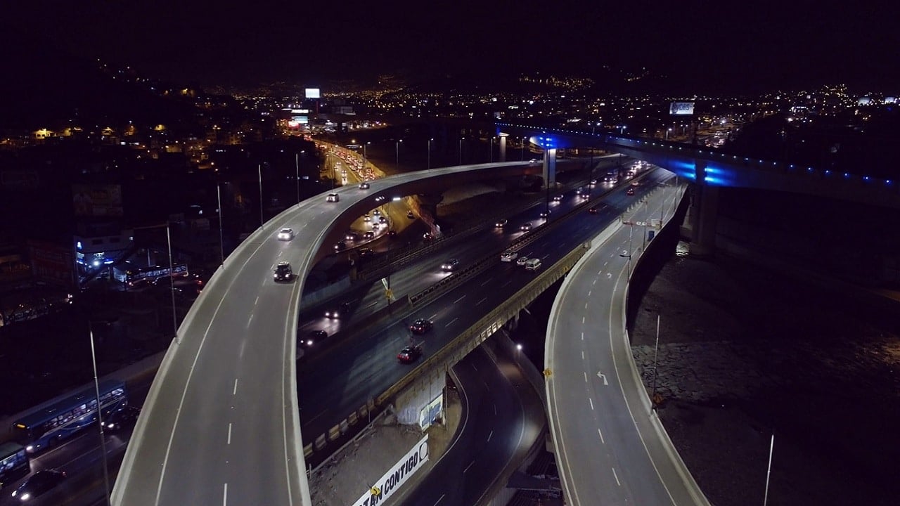 Rząd i „private equity” walczą o płatną autostradę, w tle protesty, korupcja i duże pieniądze