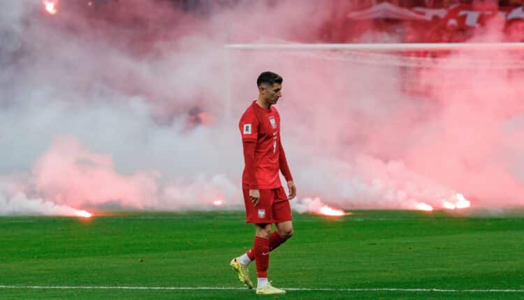 Dlaczego podczas meczu Polska – Holandia na boisko poleciały race? PZPN: to niedopuszczalne!