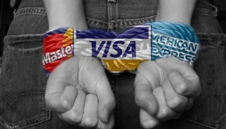 Płatności kartą z (nieco) niższymi opłatami – ale tylko na chwilę. Visa, Mastercard usiłują wykpić się od pozwu