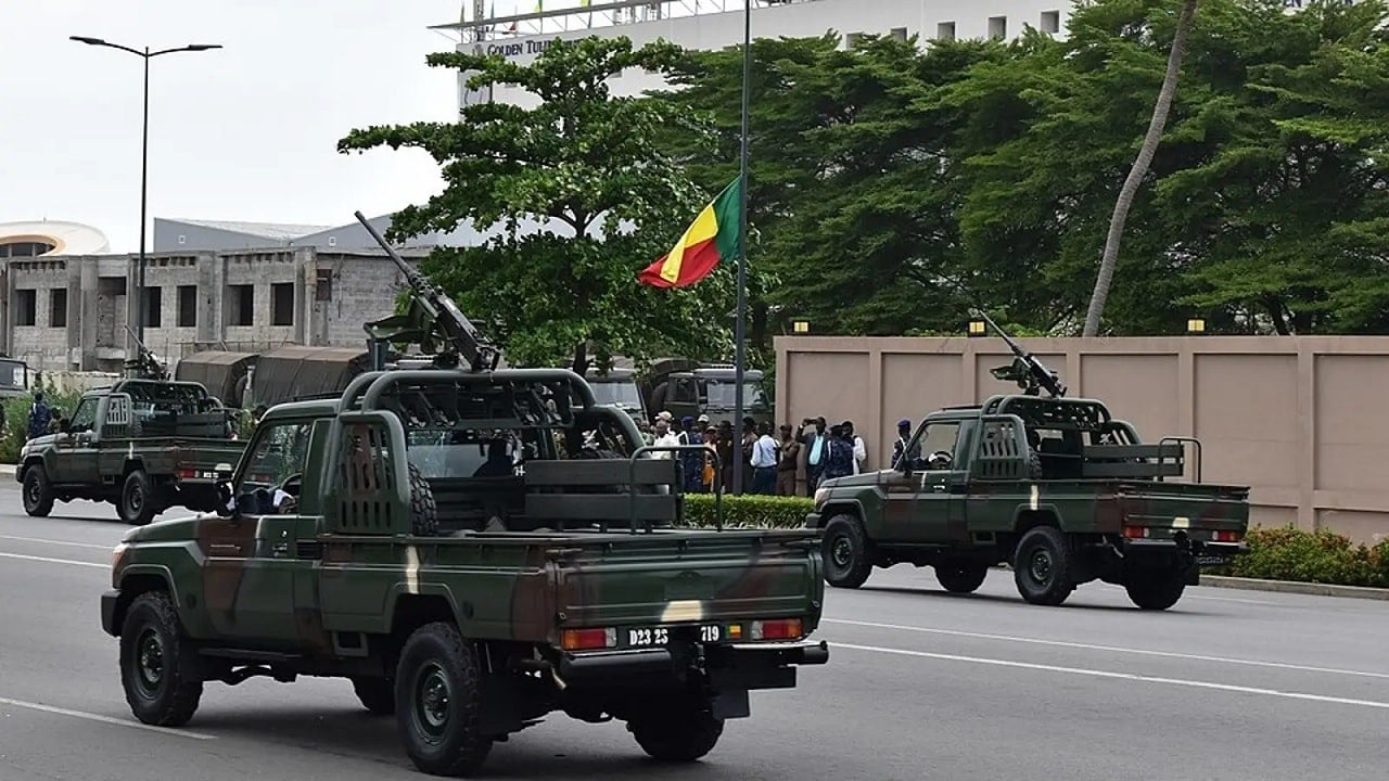 Rajd kilkunastu po władzę, prezydent „wywieziony” i myśliwce sąsiada na niebie. Zamach stanu przed wyborami