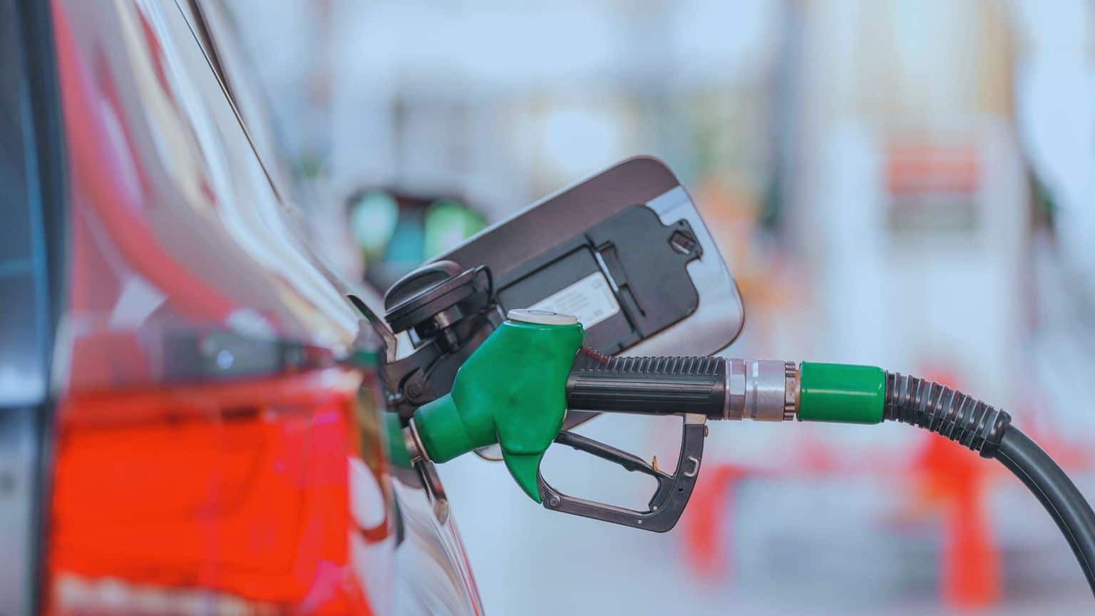 Nie ma paliwa po 5,19 zł. Za to opłata paliwowa trzeci raz w górę