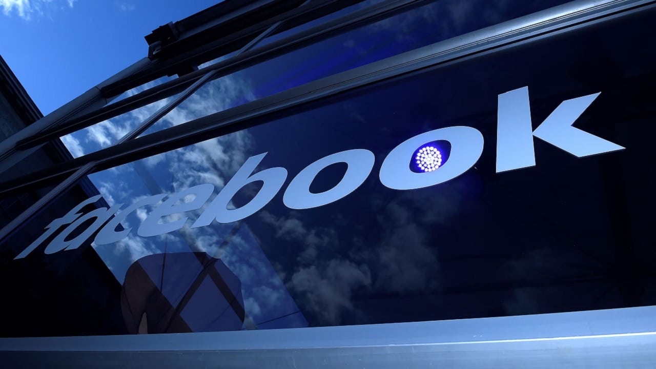 Po miesiącach odwlekania Facebook da użytkownikom z UE realny wybór. Meta