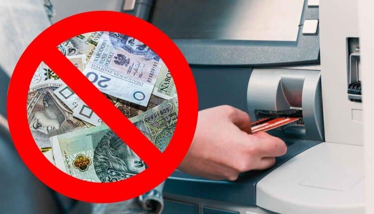 Kolejny krok do eliminacji gotówki. Znikające bankomaty, nowe ograniczenia i większe opłaty