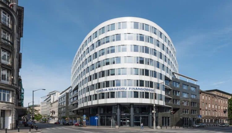 KNF wykreśla dużą firmę z rejestru. „Nie zapewnia ostrożnego i stabilnego zarządzania”. Co dalej z klientami?