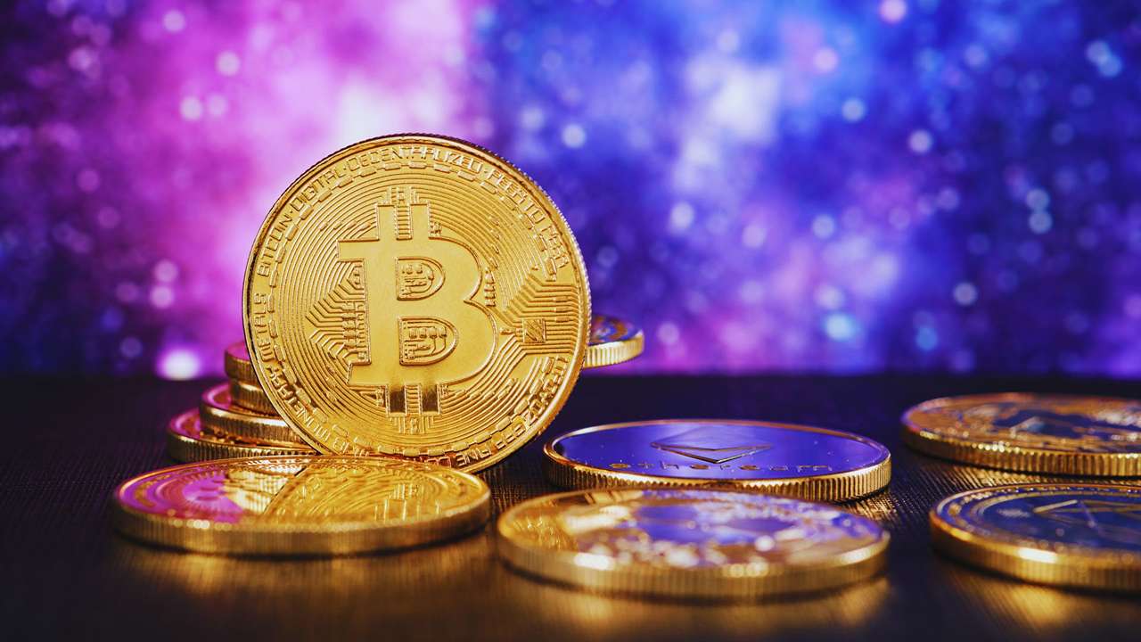 Moneta Bitcoin na drewnianym blacie.