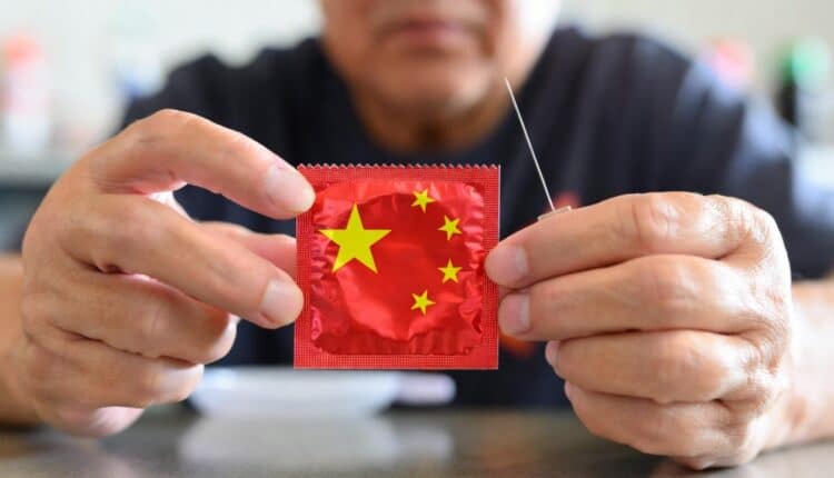 Jeszcze niedawno było tam za dużo ludzi. Teraz Chiny opodatkują… brak dzieci