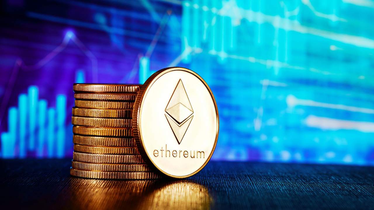 Stos monet Ethereum na tle wykresów giełdowych.