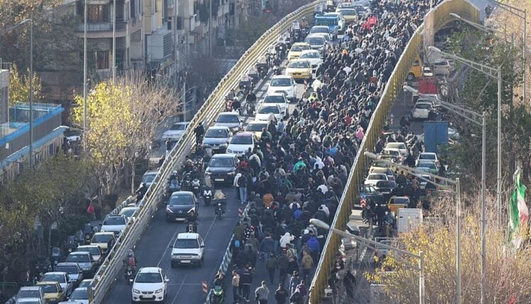 Siedziby władz szturmowane przez tłumy, sklepy i szkoły zamknięte, gospodarka zamrożona. Iran wstrząsany społecznym buntem