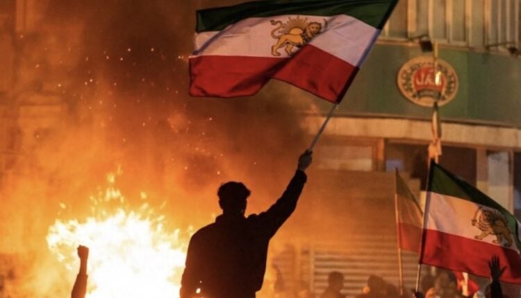 Iran: płoną urzędy i meczety, Strażnicy Rewolucji strzelają, reżim zagrożony upadkiem przez… własny scam?