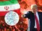 Donald Trump wskazuje Iran na mapie. W tle flaga Iranu oraz zamieszki uliczne.