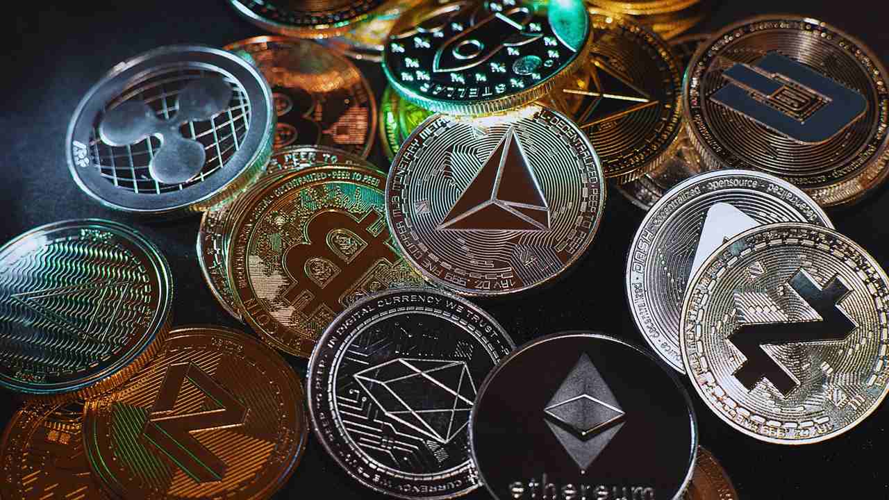 Kryptowaluty w formie monet.