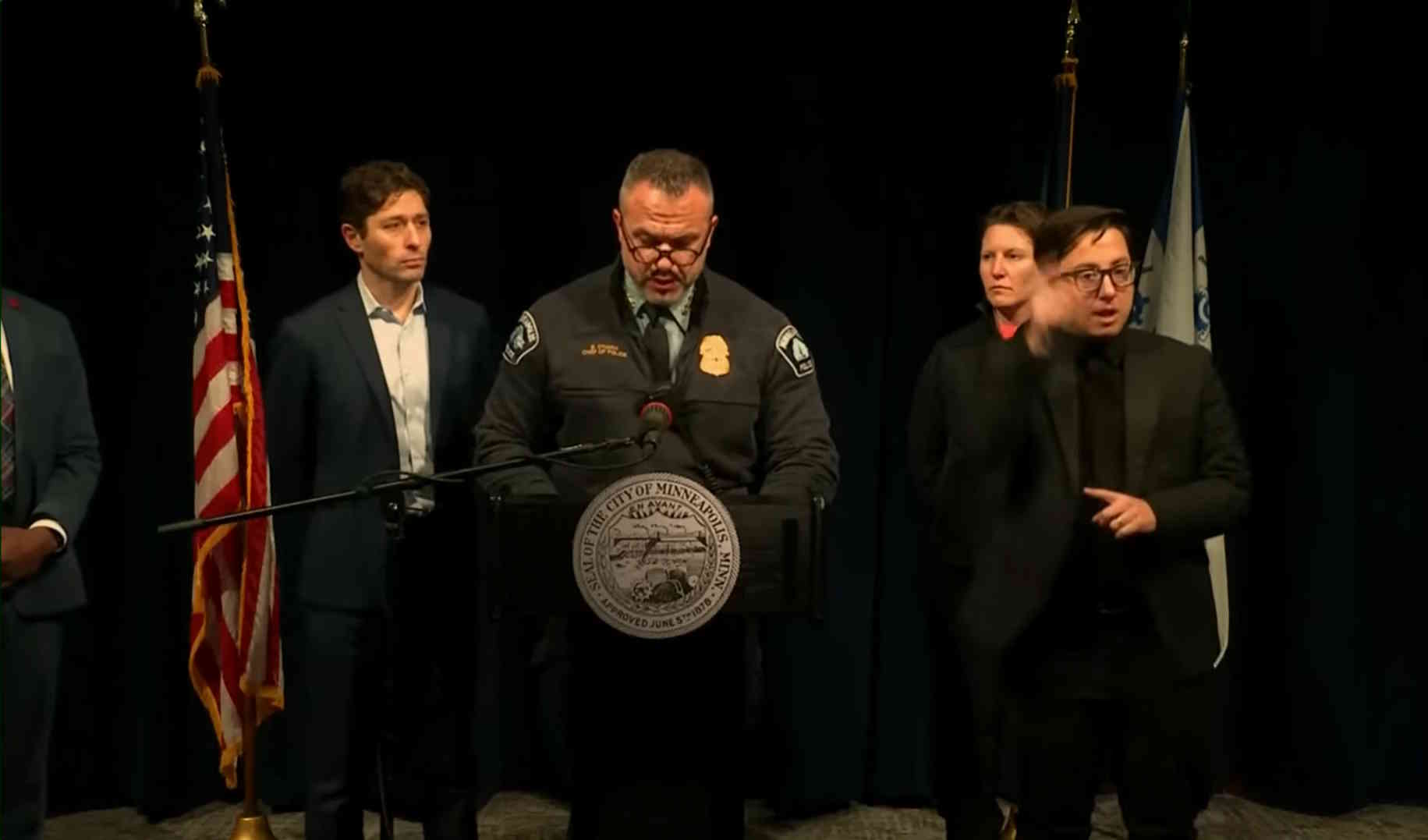 konferencja prasowa w której bierze udział burmistrz Minneapolis Jacob Frey