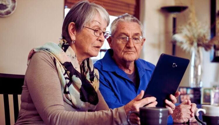 Seniorzy przeglądają swoje emerytury.