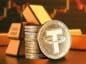 Token Tether Gold na tle złotych sztabek i wykresów giełdowych.