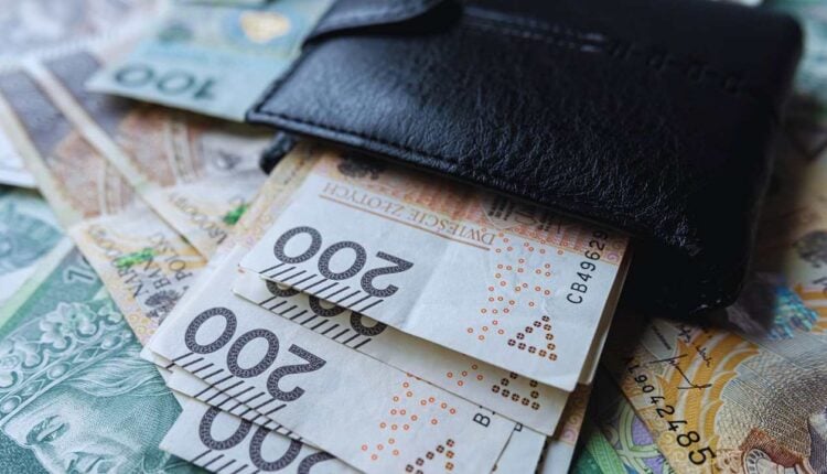 Wynagrodzenia znowu poszły w górę, ale za chwilę mogą spaść o kilkaset złotych