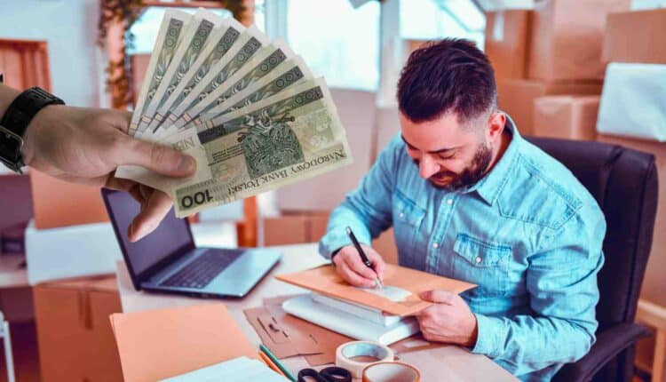 Tak wyglądają zarobki w sektorze publicznym. Niskie wynagrodzenia to mit?