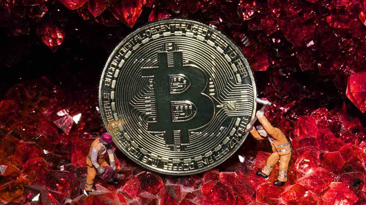 Hashrate Bitcoina spada o 10%, a rentowność branży wydobywczej do najniższy poziomów historii. „Górnicy kapitulują”