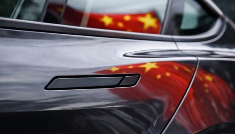 Jedna decyzja z Pekinu zmieni wygląd aut na całym świecie? Projektanci mają problem