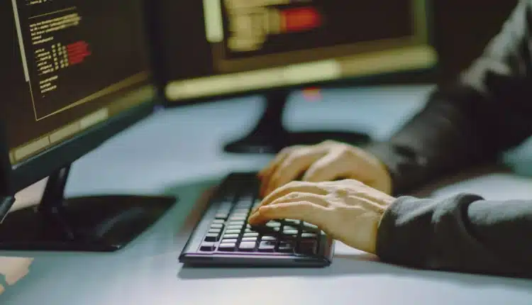 Cyberprzestępca przy komputerze.